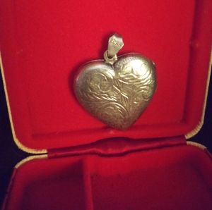 Antique Heart Pendant! Holds two pictures on insid